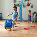 C�� Sara che danza trascinando un trolley...